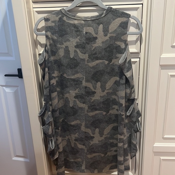 Womens size Large 143 Story by Line Up Camo long sleeve shirt with arm slits - Picture 8 of 8